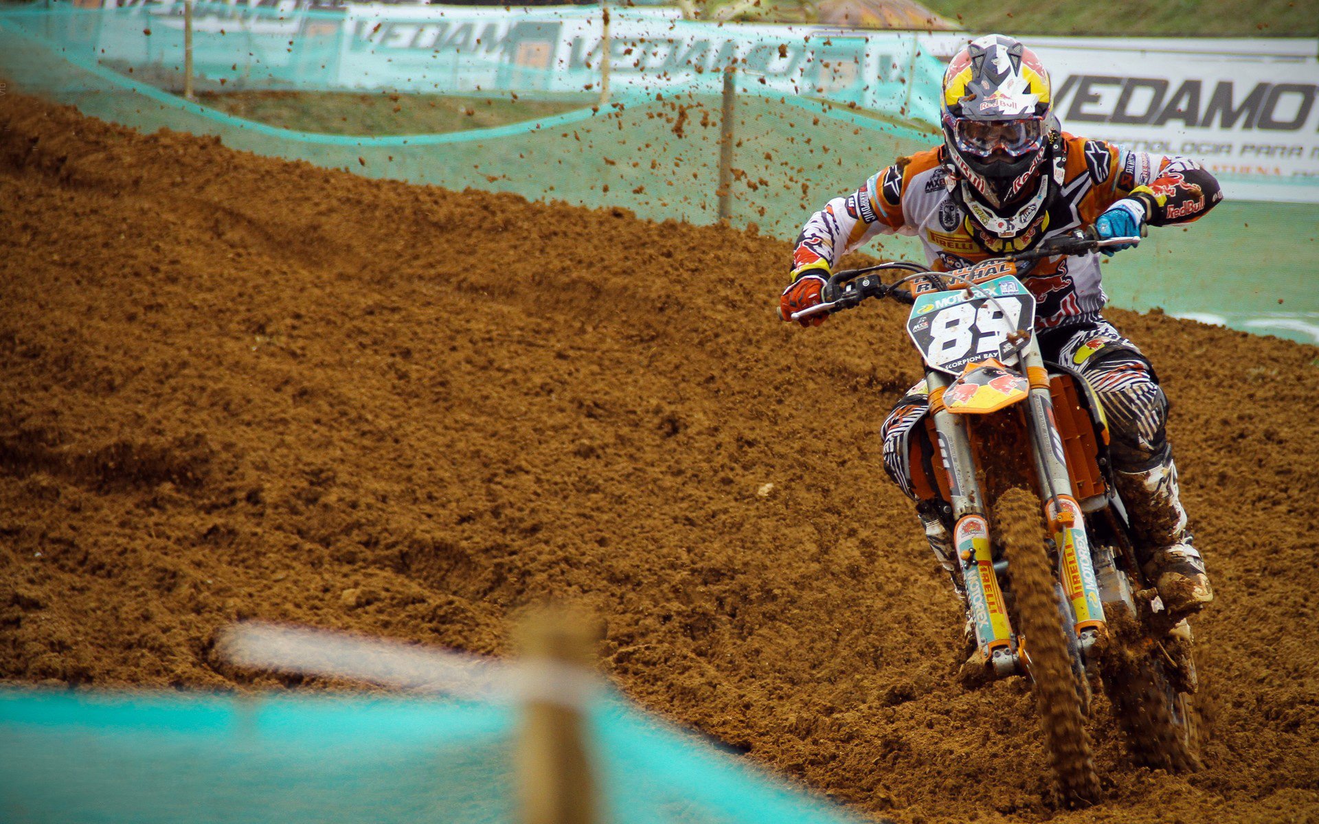 西班牙骑手马尔科·佩雷斯在国际马术大奖赛中获得冠军，成为赛事历史上最年轻的冠军得主。